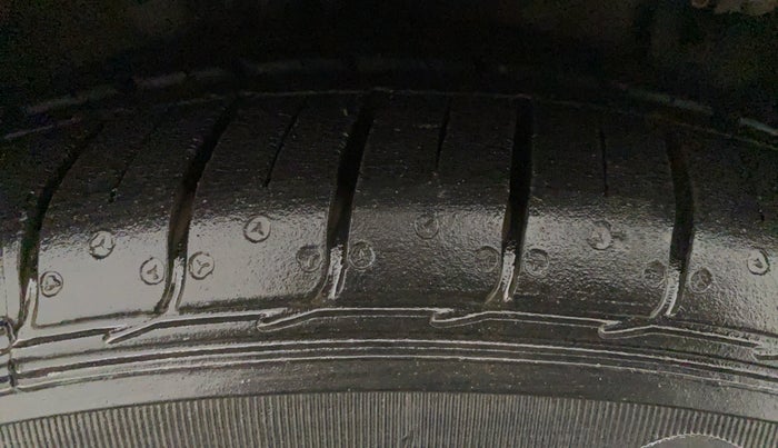 2014 Maruti Ertiga VXI CNG, CNG, Manual, 58,315 km, Right Front Tyre Tread