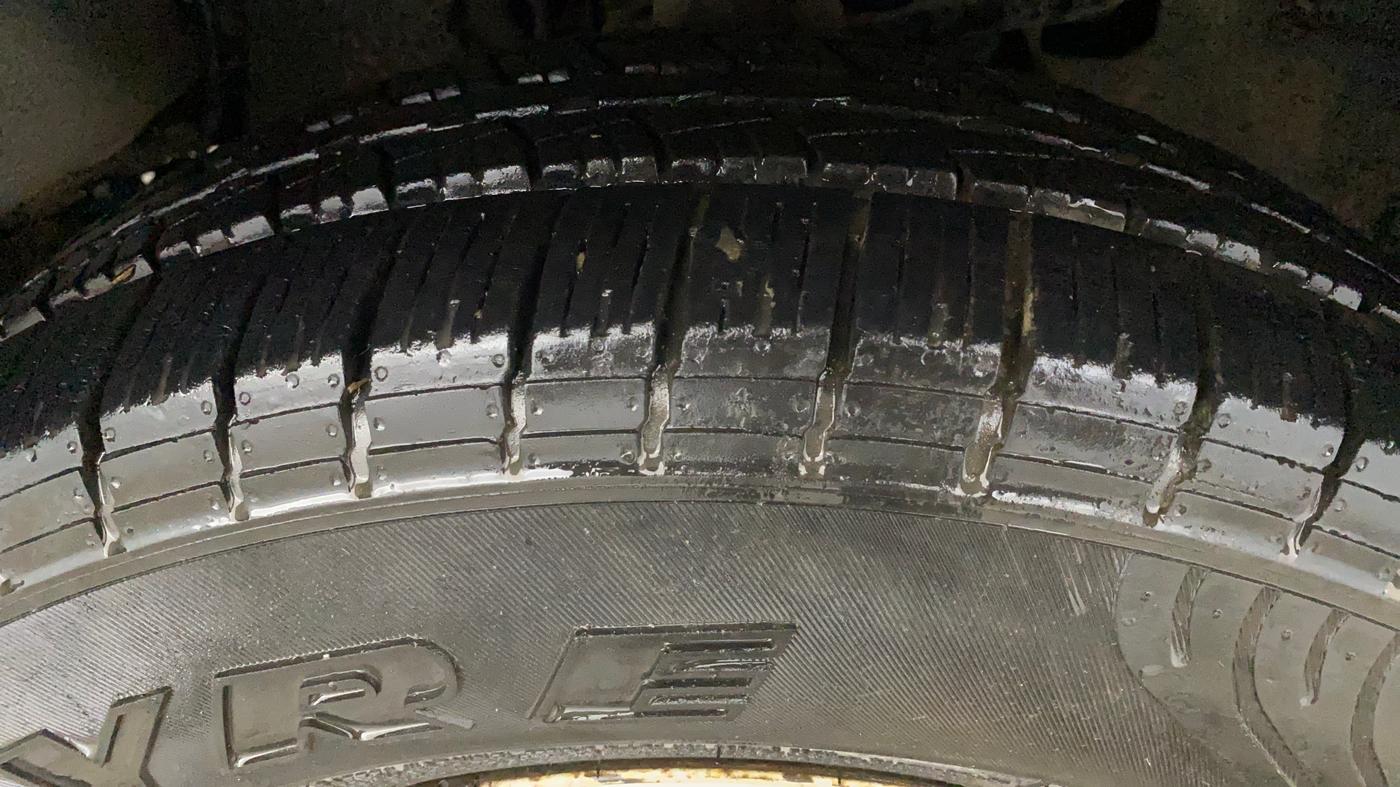2017 Tata Hexa XE 4X2 7 STR, Diesel, Manual, 1,11,584 km, Right Front Tyre Tread