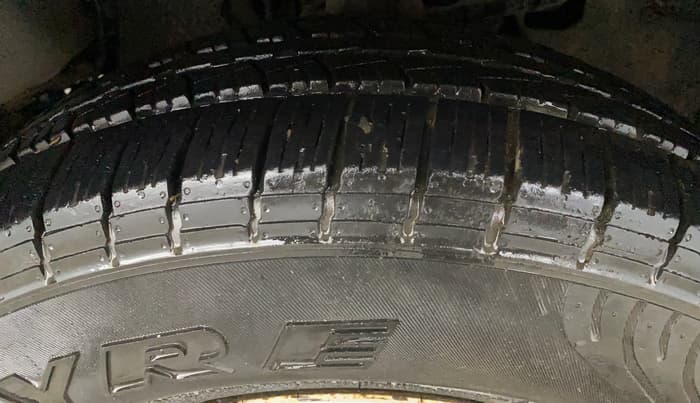 2017 Tata Hexa XE 4X2 7 STR, Diesel, Manual, 1,11,584 km, Right Front Tyre Tread