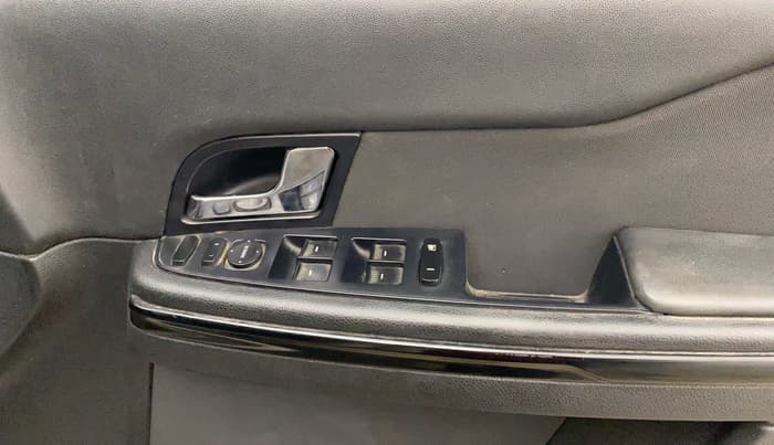 2017 Tata Hexa XE 4X2 7 STR, Diesel, Manual, 1,11,584 km, Driver Side Door Panels Control
