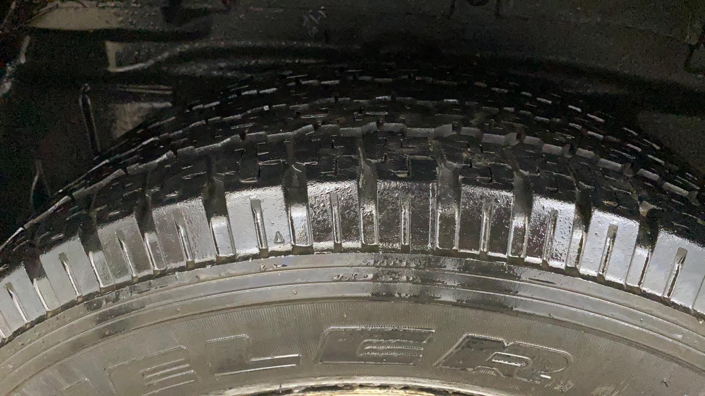 2017 Tata Hexa XE 4X2 7 STR, Diesel, Manual, 1,11,584 km, Right Rear Tyre Tread