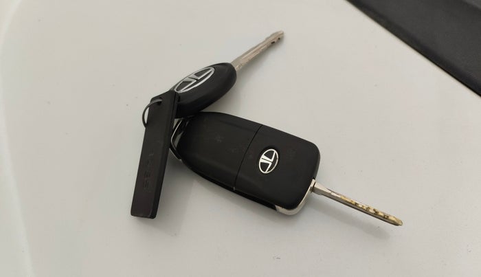 2017 Tata TIGOR XZ (O) PETROL, Petrol, Manual, 1,00,517 km, Key Close Up