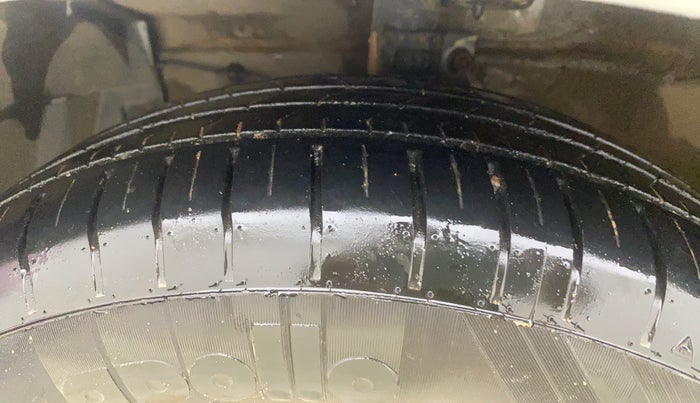 2017 Maruti Ciaz ZETA DIESEL 1.3, Diesel, Manual, 71,267 km, Left Front Tyre Tread