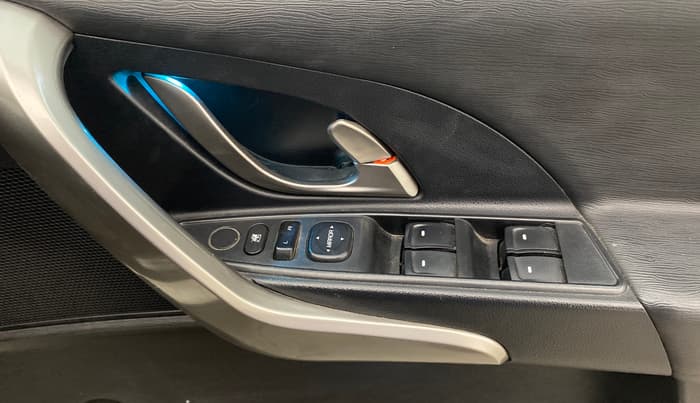 2020 Mahindra XUV500 W7, Diesel, Manual, 61,904 km, Driver Side Door Panels Control