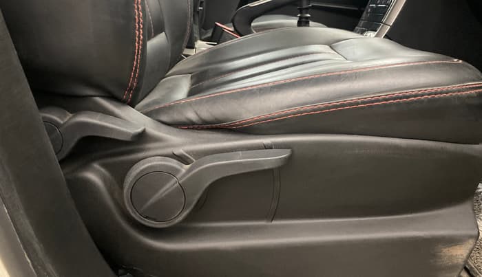 2020 Mahindra XUV500 W7, Diesel, Manual, 61,904 km, Driver Side Adjustment Panel