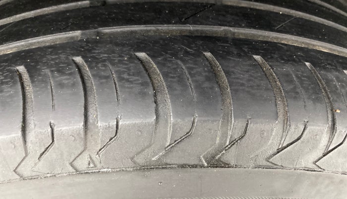 2014 Renault Duster 110 PS RXZ 4X4 MT DIESEL, Diesel, Manual, 1,69,999 km, Left Rear Tyre Tread