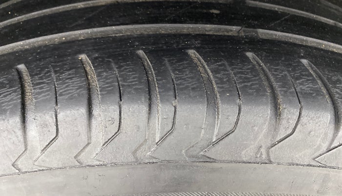 2014 Renault Duster 110 PS RXZ 4X4 MT DIESEL, Diesel, Manual, 1,69,999 km, Right Rear Tyre Tread