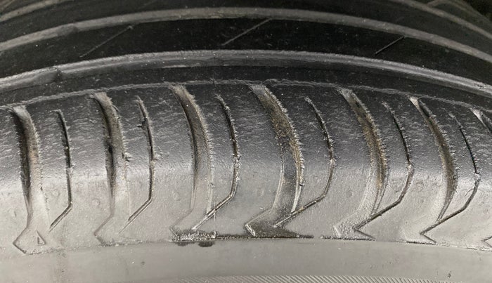 2014 Renault Duster 110 PS RXZ 4X4 MT DIESEL, Diesel, Manual, 1,69,999 km, Left Front Tyre Tread