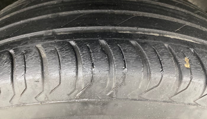 2014 Renault Duster 110 PS RXZ 4X4 MT DIESEL, Diesel, Manual, 1,69,999 km, Right Front Tyre Tread