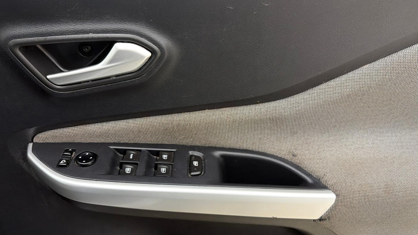 2021 Nissan MAGNITE XV MT, Petrol, Manual, 19,319 km, Driver Side Door Panels Control