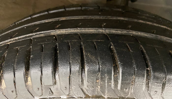2016 Mahindra Kuv100 K8 D 5 STR, Diesel, Manual, 62,404 km, Right Front Tyre Tread