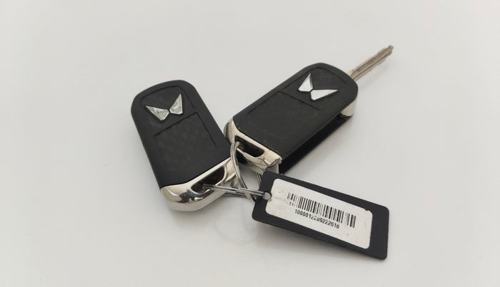 2022 Mahindra XUV700 MX P MT 5 STR, Petrol, Manual, 12,995 km, Key Close Up