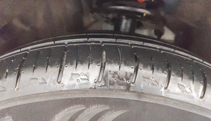 2022 Mahindra XUV700 MX P MT 5 STR, Petrol, Manual, 12,995 km, Left Front Tyre Tread