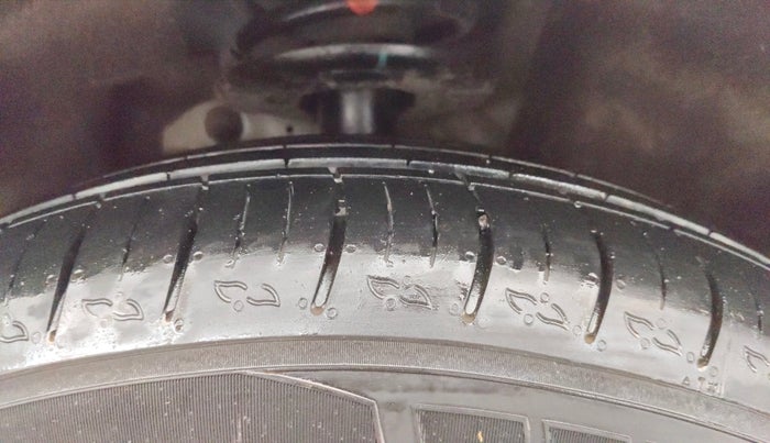 2022 Mahindra XUV700 MX P MT 5 STR, Petrol, Manual, 12,995 km, Right Front Tyre Tread