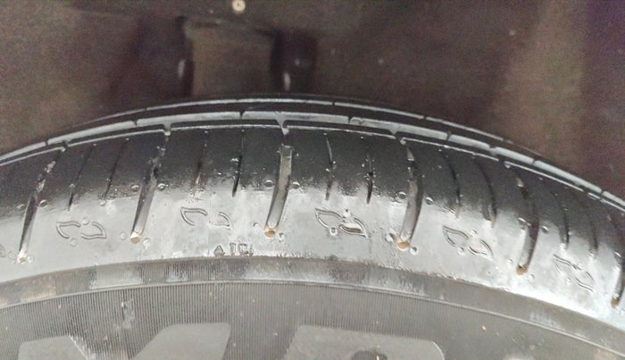 2022 Mahindra XUV700 MX P MT 5 STR, Petrol, Manual, 12,995 km, Right Rear Tyre Tread