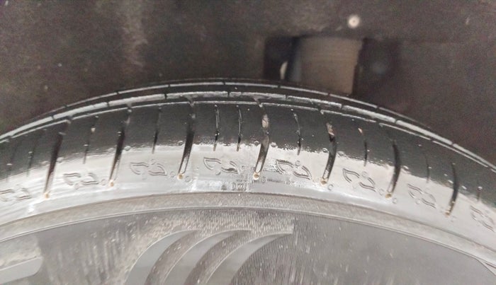 2022 Mahindra XUV700 MX P MT 5 STR, Petrol, Manual, 12,995 km, Left Rear Tyre Tread