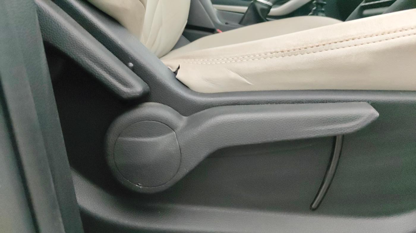 2022 Mahindra XUV700 MX P MT 5 STR, Petrol, Manual, 12,995 km, Driver Side Adjustment Panel