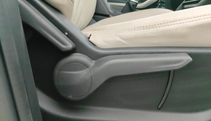 2022 Mahindra XUV700 MX P MT 5 STR, Petrol, Manual, 12,995 km, Driver Side Adjustment Panel