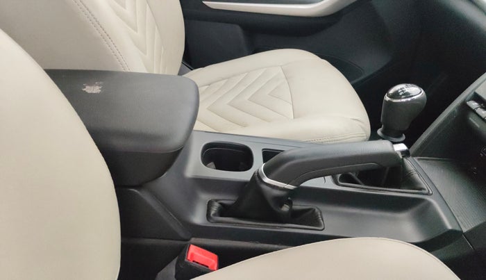 2022 Mahindra XUV700 MX P MT 5 STR, Petrol, Manual, 12,995 km, Gear Lever