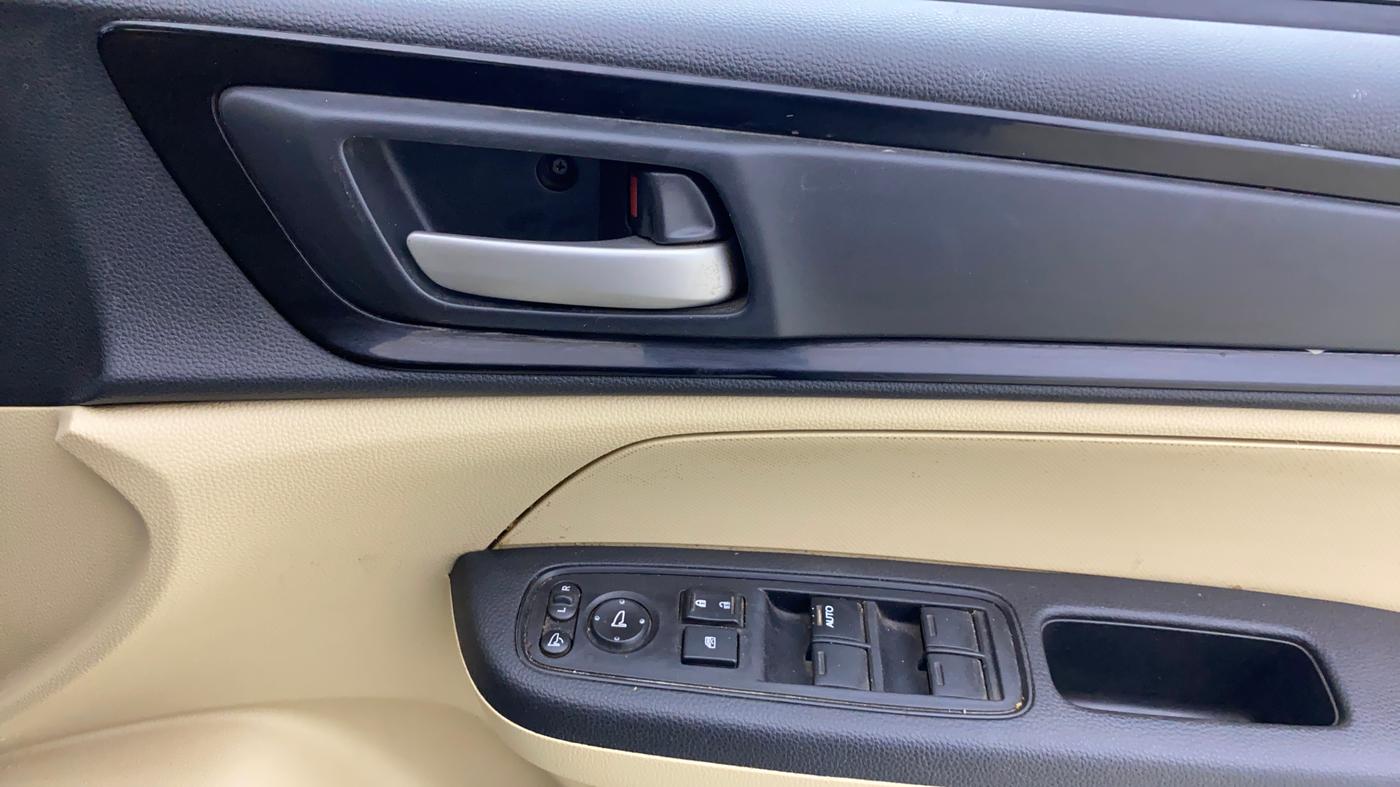 2019 Honda Amaze 1.2L I-VTEC S, CNG, Manual, 95,065 km, Driver Side Door Panels Control