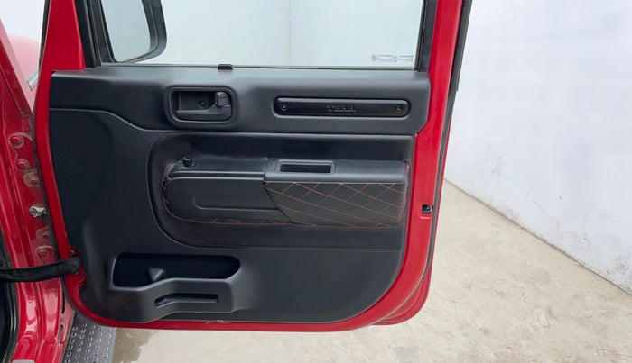 2022 Mahindra Thar LX PETROL HT 4WD AT, Petrol, Automatic, 16,507 km, Driver Side Door Panels Control