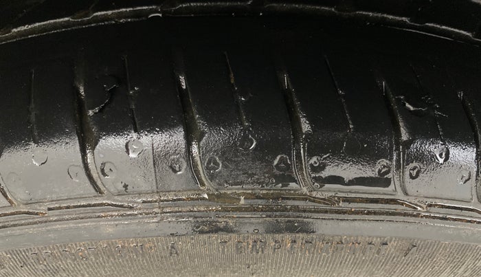 2022 Hyundai AURA SX 1.2, Petrol, Manual, 31,065 km, Right Rear Tyre Tread