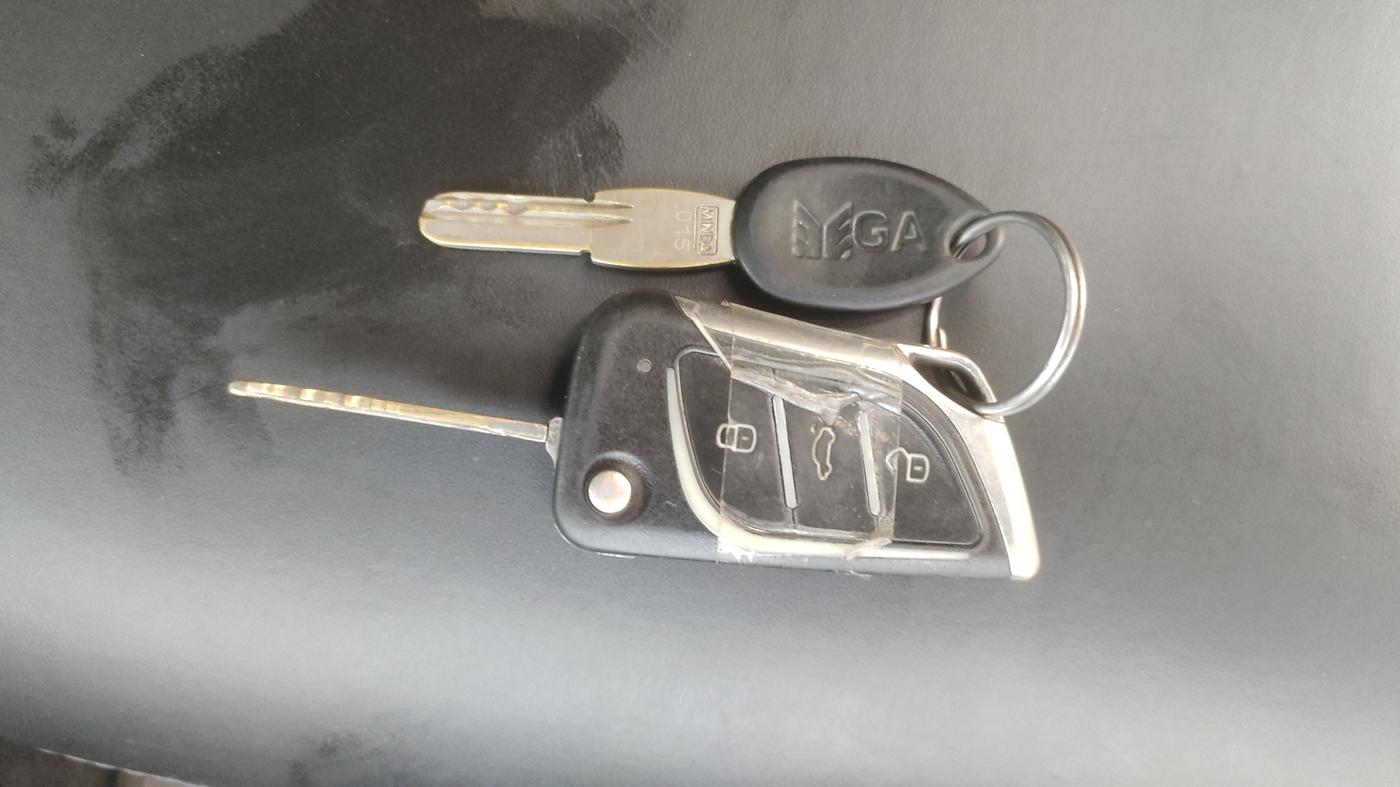 2014 Maruti Swift VXI, Petrol, Manual, 95,449 km, Key Close Up