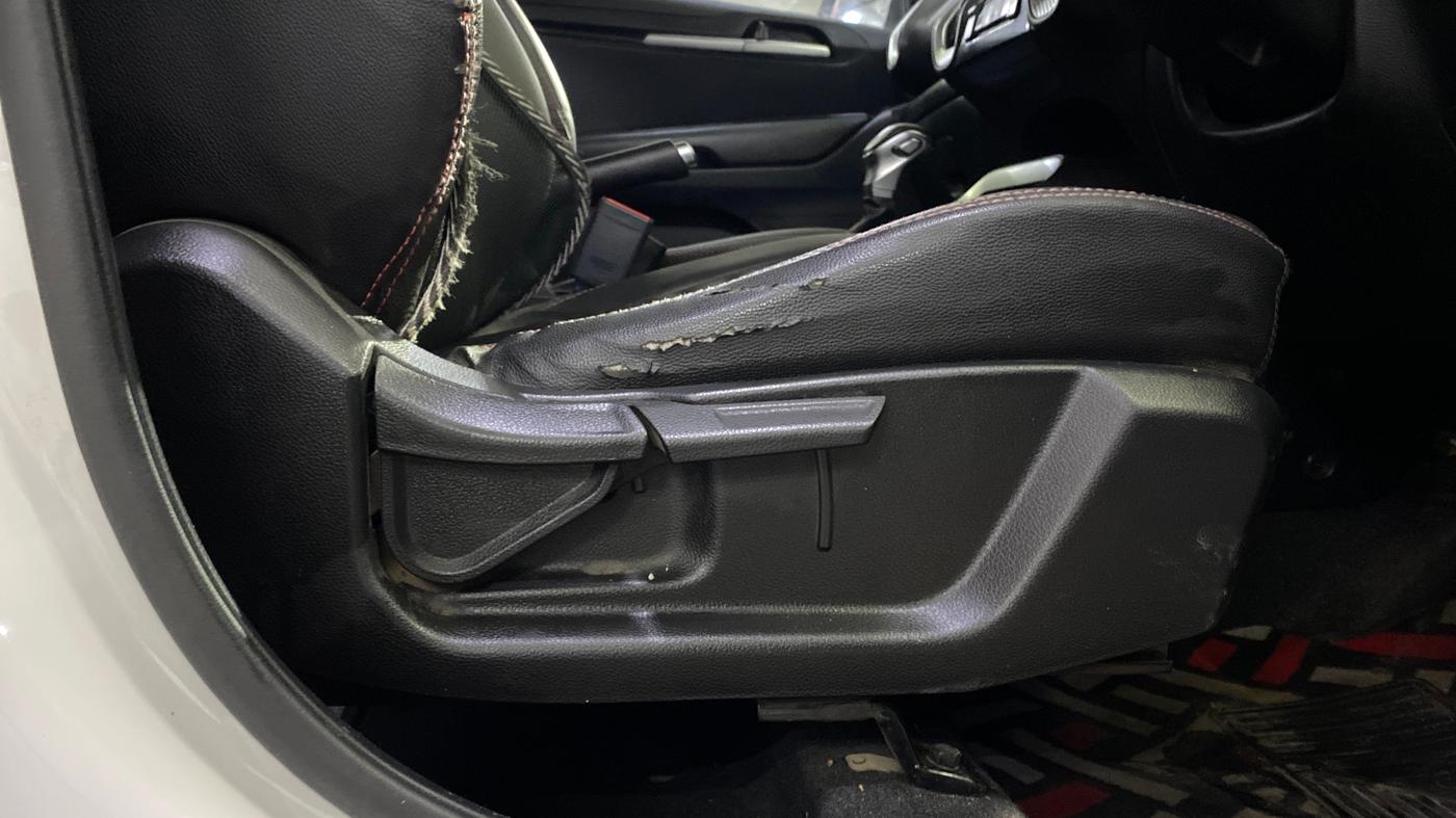 2021 KIA SONET HTK PLUS 1.5 AT, Diesel, Automatic, 1,32,553 km, Driver Side Adjustment Panel