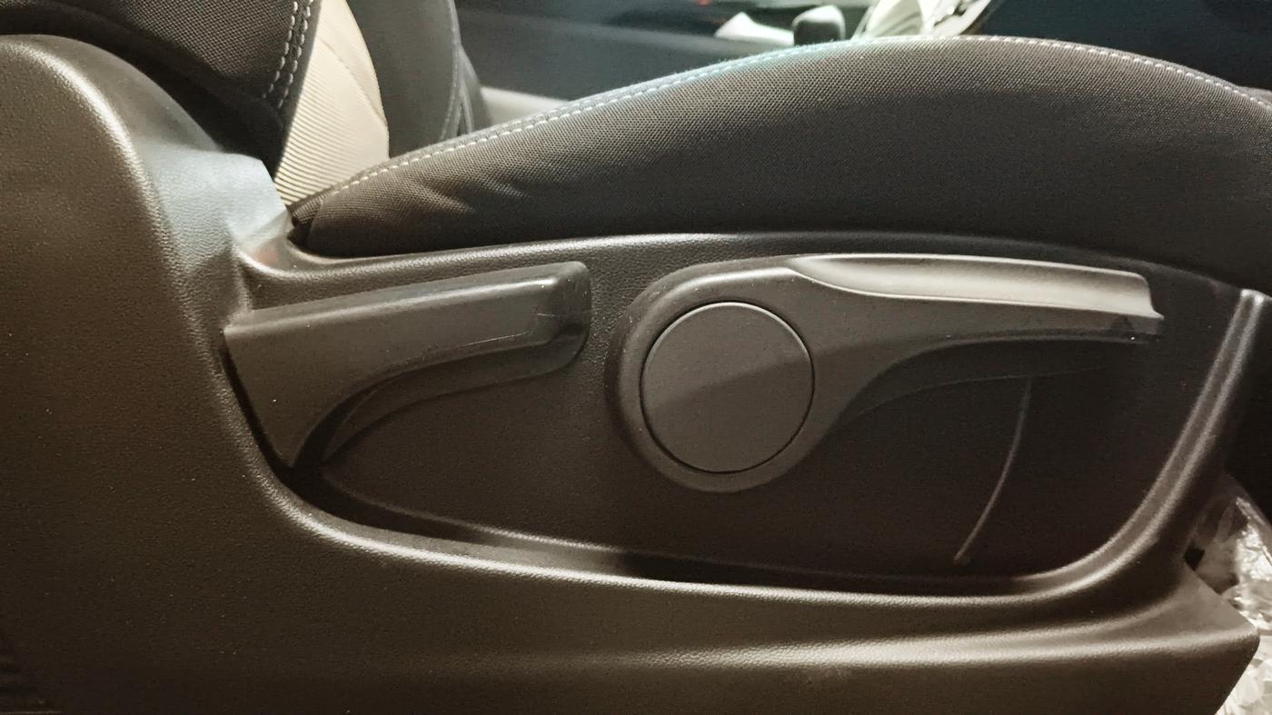 2022 MG HECTOR PLUS SUPER 1.5 PETROL TURBO HYBRID MT 7-STR, Petrol, Manual, 20,862 km, Driver Side Adjustment Panel