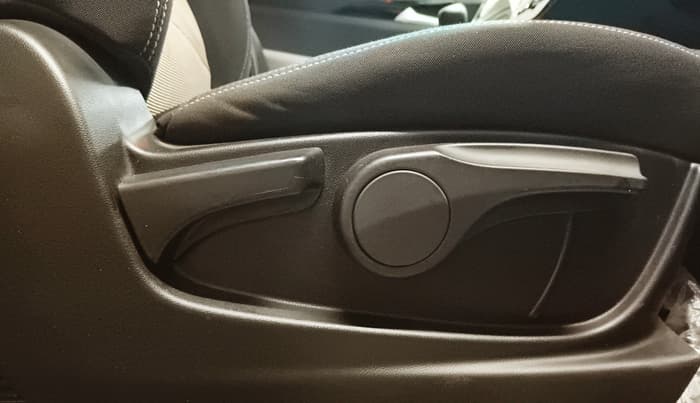 2022 MG HECTOR PLUS SUPER 1.5 PETROL TURBO HYBRID MT 7-STR, Petrol, Manual, 20,862 km, Driver Side Adjustment Panel