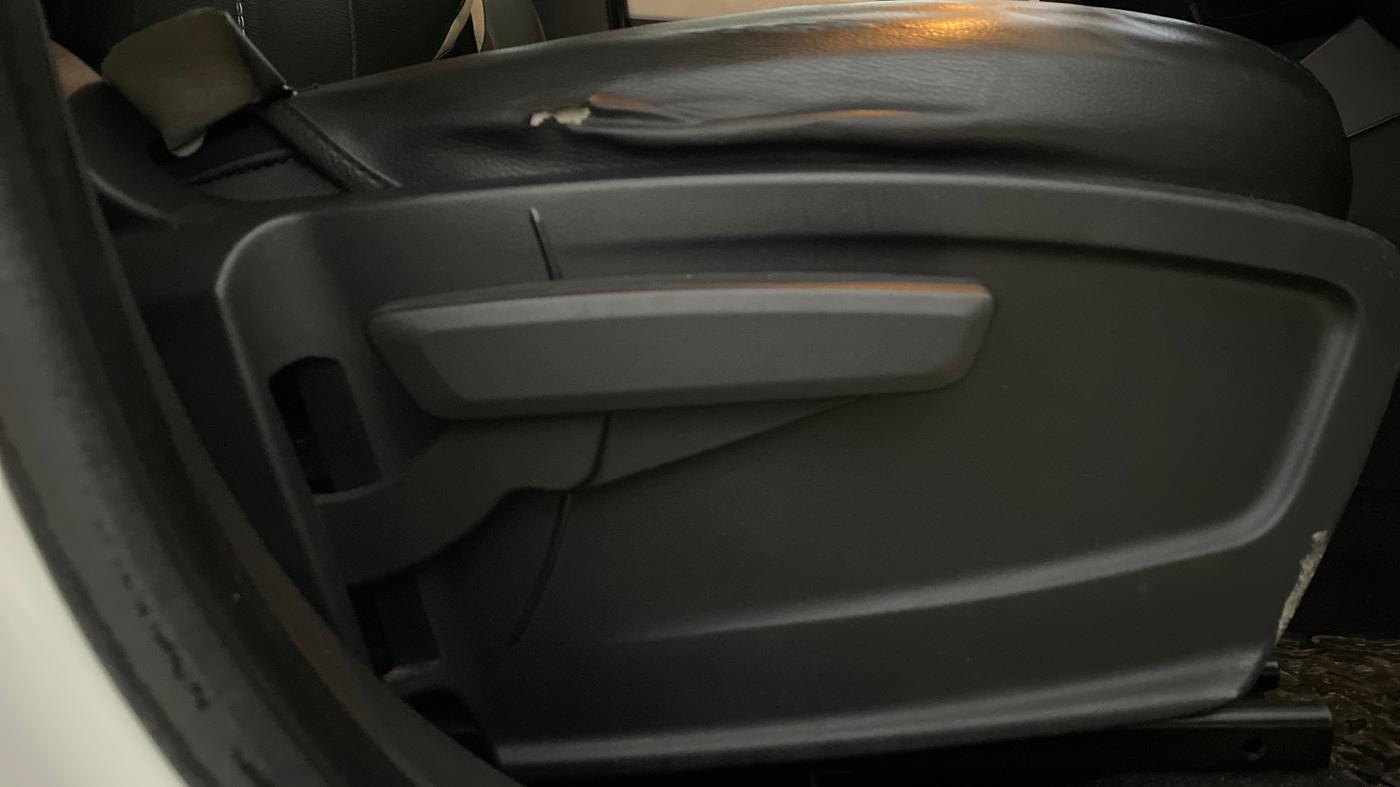 2021 Tata PUNCH CREATIVE AMT 1.2 RTN DUAL TONE, Petrol, Automatic, 31,423 km, Driver Side Adjustment Panel
