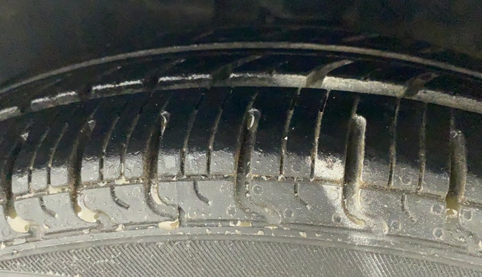 2013 Hyundai i10 MAGNA 1.1, CNG, Manual, 64,200 km, Left Front Tyre Tread