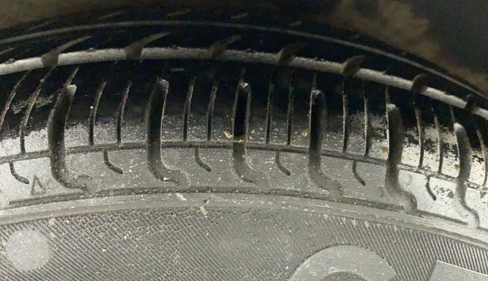 2013 Hyundai i10 MAGNA 1.1, CNG, Manual, 64,200 km, Right Rear Tyre Tread
