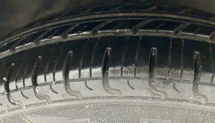 2013 Hyundai i10 MAGNA 1.1, CNG, Manual, 64,200 km, Right Front Tyre Tread