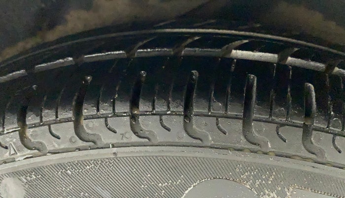 2013 Hyundai i10 MAGNA 1.1, CNG, Manual, 64,200 km, Left Rear Tyre Tread