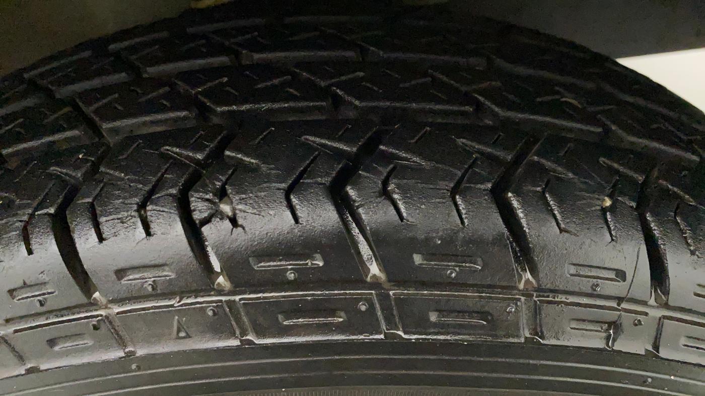 2015 Maruti Eeco 7 STR, Petrol, Manual, 14,204 km, Left Front Tyre Tread
