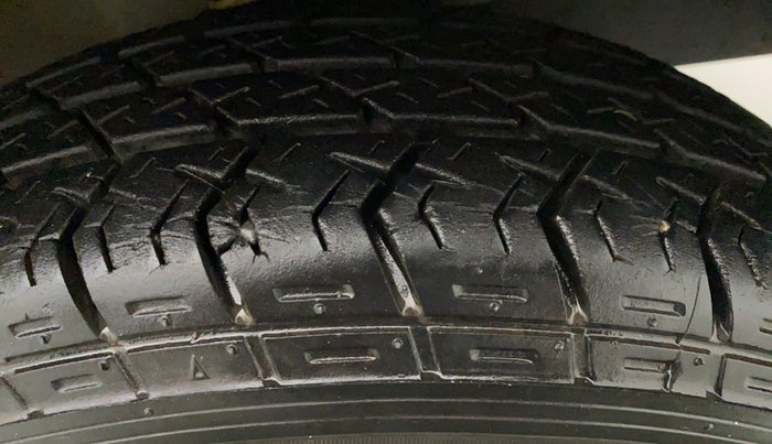 2015 Maruti Eeco 7 STR, Petrol, Manual, 14,204 km, Left Front Tyre Tread