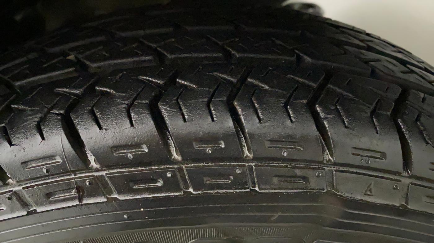 2015 Maruti Eeco 7 STR, Petrol, Manual, 14,204 km, Left Rear Tyre Tread