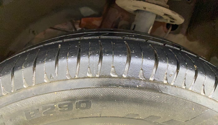 2017 Maruti Dzire ZXI PLUS AMT, CNG, Automatic, 1,06,513 km, Left Front Tyre Tread