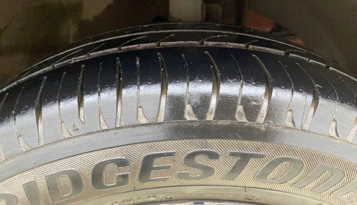 2017 Maruti Dzire ZXI PLUS AMT, CNG, Automatic, 1,06,513 km, Right Front Tyre Tread