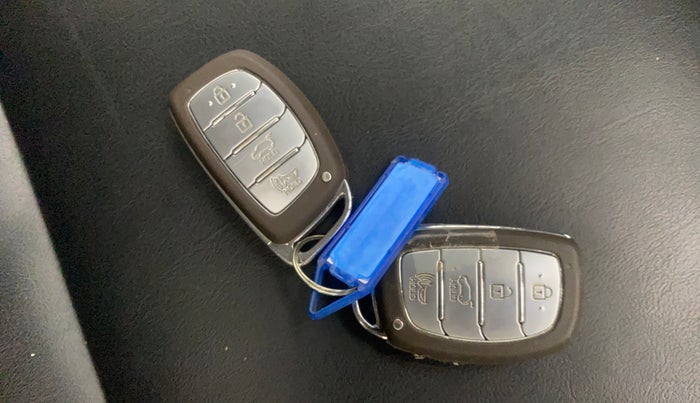 2020 Hyundai VENUE SX PLUS 1.0 TURBO DCT, Petrol, Automatic, 1,07,678 km, Key Close Up