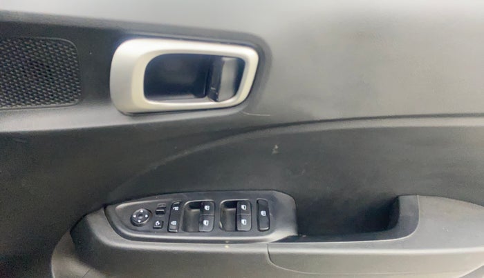 2020 Hyundai VENUE SX PLUS 1.0 TURBO DCT, Petrol, Automatic, 1,07,678 km, Driver Side Door Panels Control