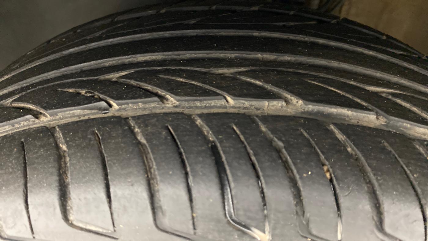 2017 Volkswagen Vento HIGHLINE 1.2 TSI AT, Petrol, Automatic, 26,711 km, Left Front Tyre Tread