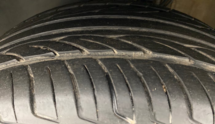 2017 Volkswagen Vento HIGHLINE 1.2 TSI AT, Petrol, Automatic, 26,711 km, Left Front Tyre Tread