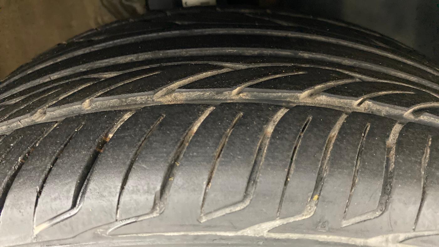 2017 Volkswagen Vento HIGHLINE 1.2 TSI AT, Petrol, Automatic, 26,711 km, Right Front Tyre Tread