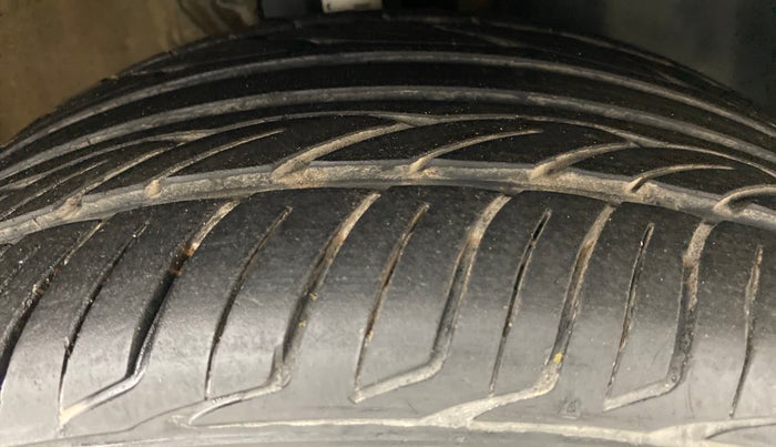 2017 Volkswagen Vento HIGHLINE 1.2 TSI AT, Petrol, Automatic, 26,711 km, Right Front Tyre Tread