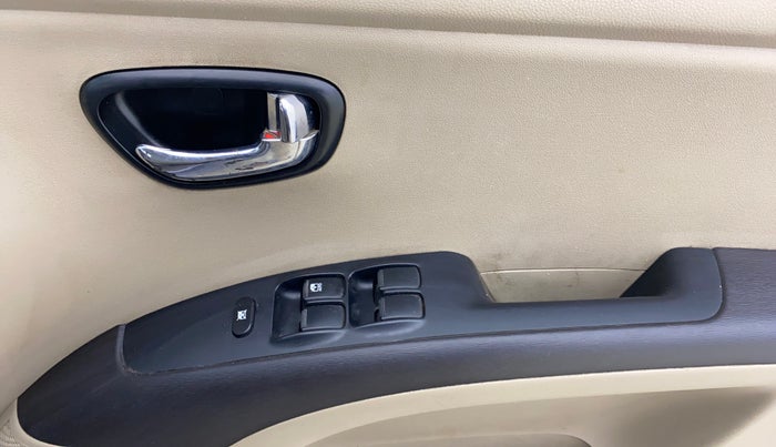 2014 Hyundai i10 SPORTZ 1.1, Petrol, Manual, 30,305 km, Driver Side Door Panels Control