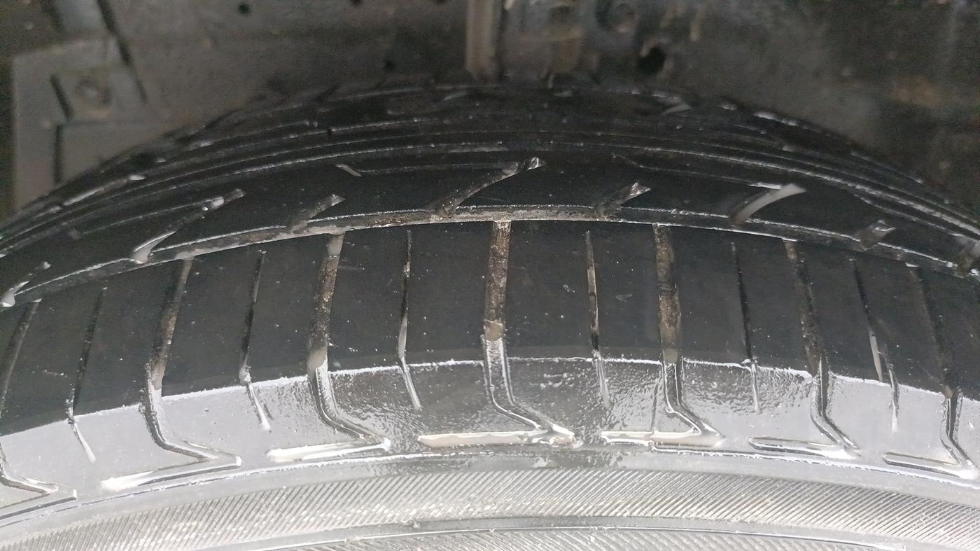 2015 Maruti Swift LXI (O), Petrol, Manual, 32,701 km, Left Front Tyre Tread