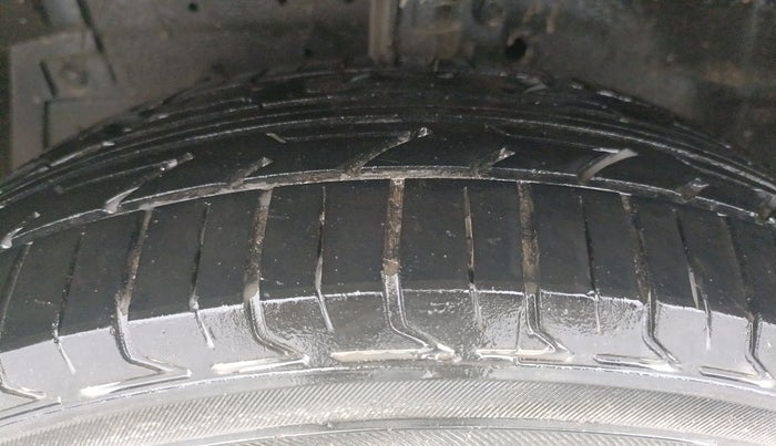 2015 Maruti Swift LXI (O), Petrol, Manual, 32,701 km, Left Front Tyre Tread
