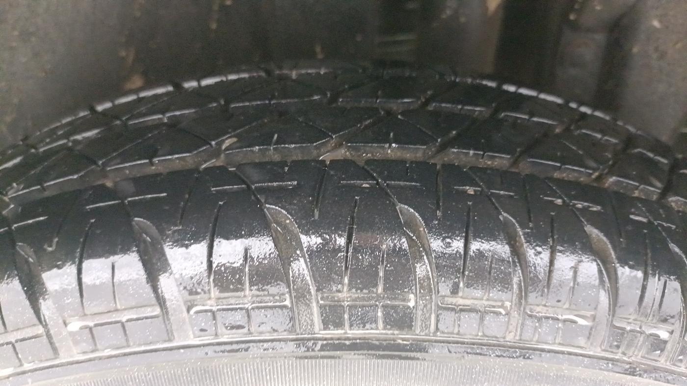 2015 Maruti Swift LXI (O), Petrol, Manual, 32,701 km, Left Rear Tyre Tread
